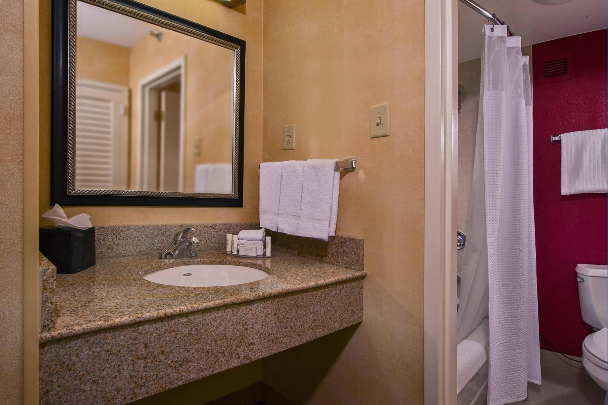 Courtyard By Marriott Richmond West Hotel Dumbarton Eksteriør billede