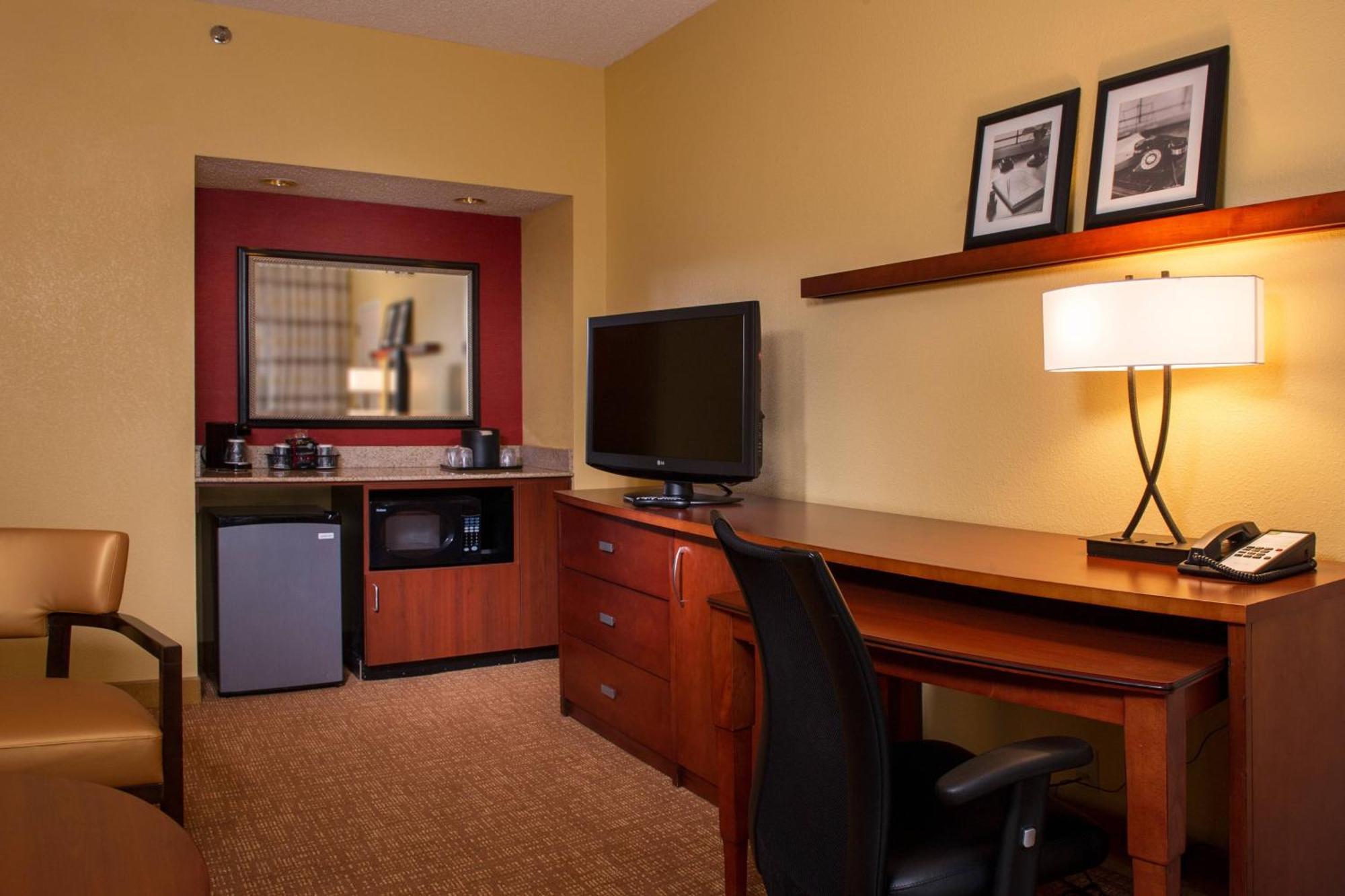 Courtyard By Marriott Richmond West Hotel Dumbarton Eksteriør billede