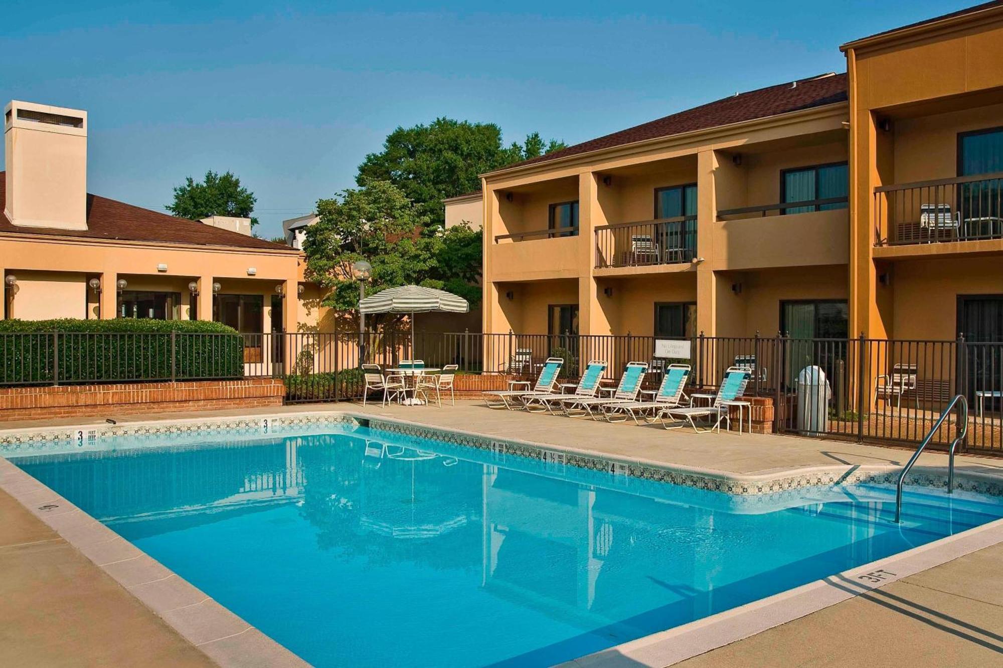 Courtyard By Marriott Richmond West Hotel Dumbarton Eksteriør billede
