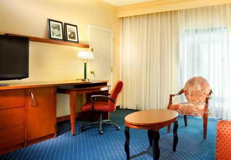 Courtyard By Marriott Richmond West Hotel Dumbarton Eksteriør billede