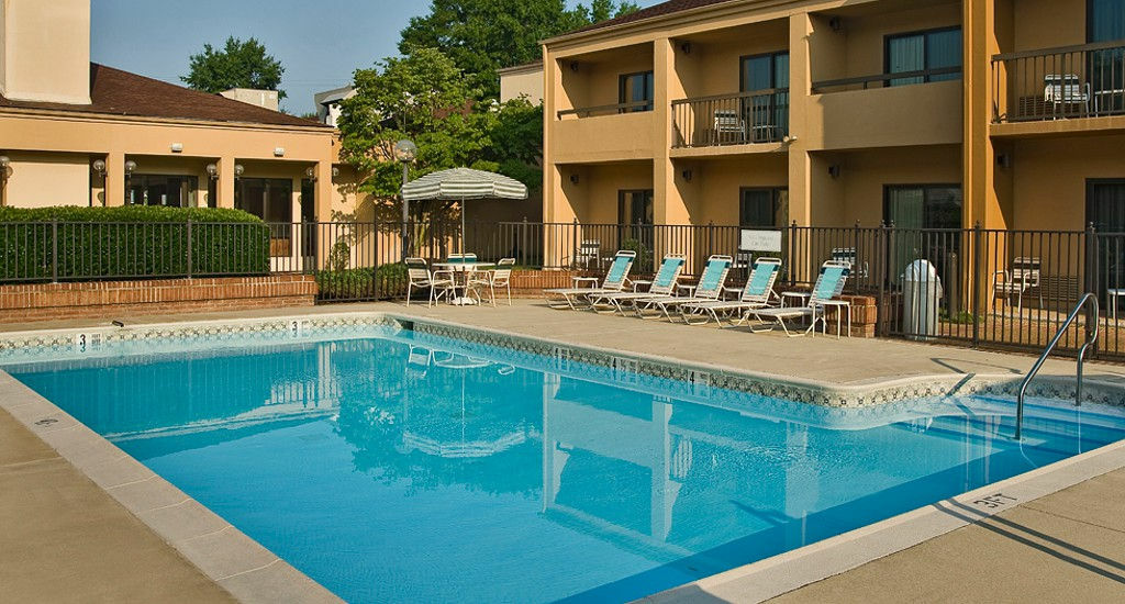 Courtyard By Marriott Richmond West Hotel Dumbarton Eksteriør billede